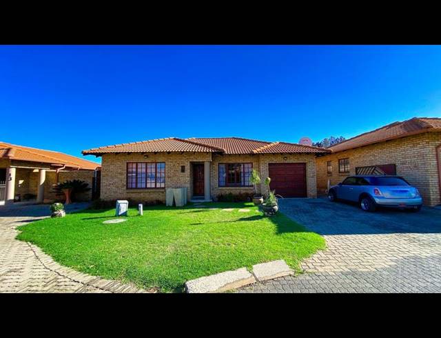 3 BEDROOM TOWNHOUSE FOR SALE IN NEWMARKET